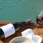 Botella de vino Tinto  Neudorf Tom’s Block Moutere Pinot Noir 2023 en una piscina